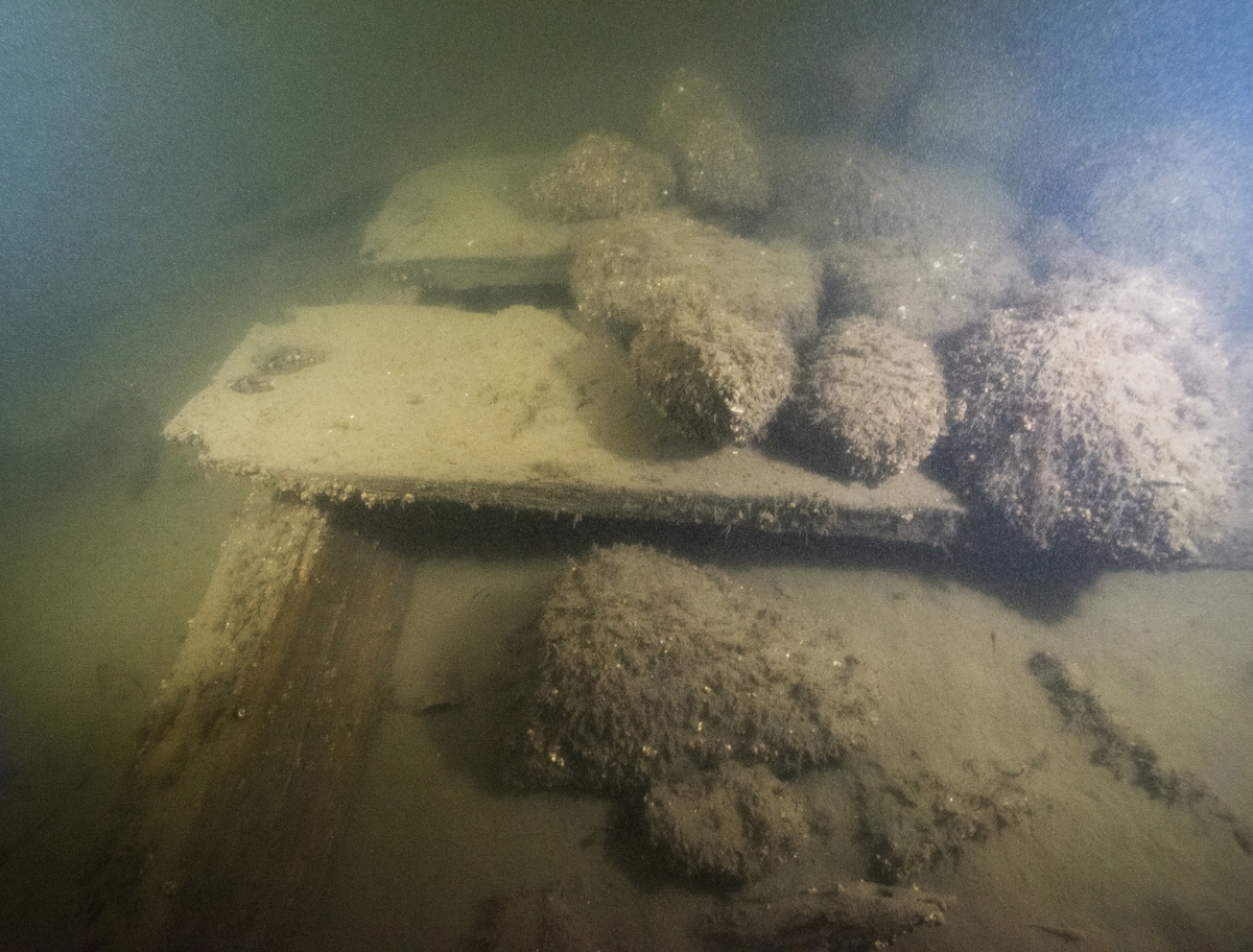 En ansamling sten påträffades på resterna av däcket, vilket är ett tydligt tecken på att skeppet är avsiktligt sänkt. (V3/RAÄ Karlskrona 98).