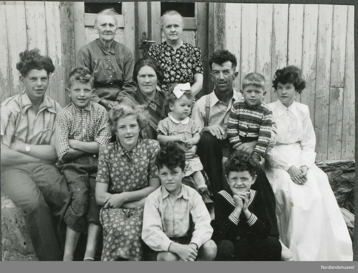 Familien Til Emma Og Nils Olsen. Bildet Tatt På Trappa I Gammelhuset 