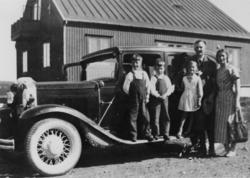 Familien Matzow ved 1931 modell Chevrolet i Vadsø