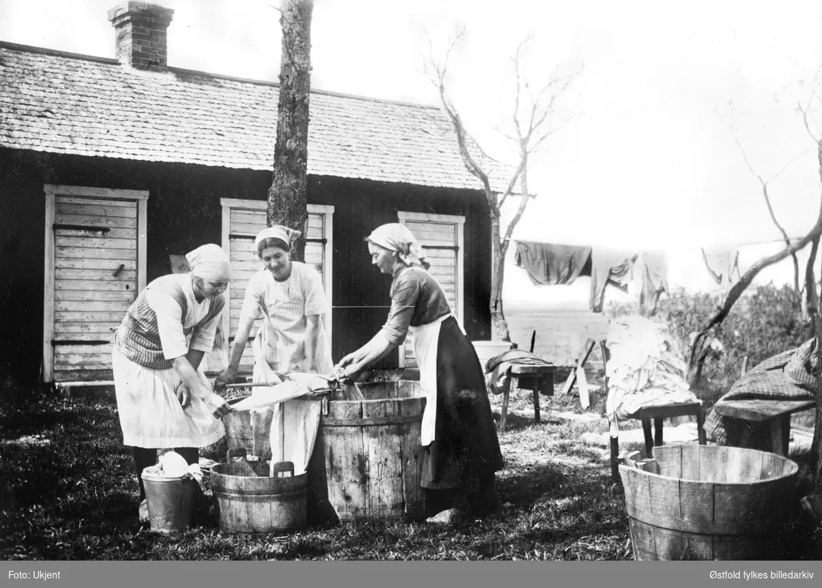 Storvask i det fri, ukjent sted i Enningsdal, Halden, ca. 1920?