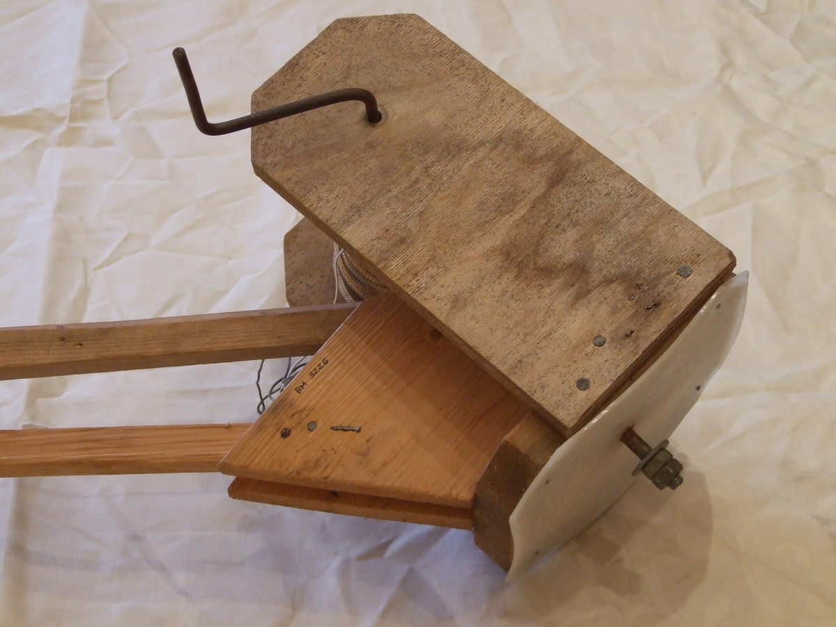 Hjemmelaget heisekran for barnelek, opprinnelig var laget som en torvdeler.