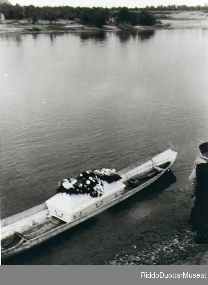 Kiste ombord i elvebåt. Judith Nilsens begravelse, sept. 1957.