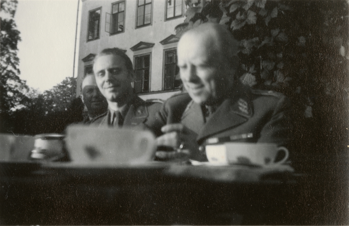 Text i fotoalbum: "Intfältövningar i Gysinge våren 1947, Segerborg, Leijonhufvud, Gewart".