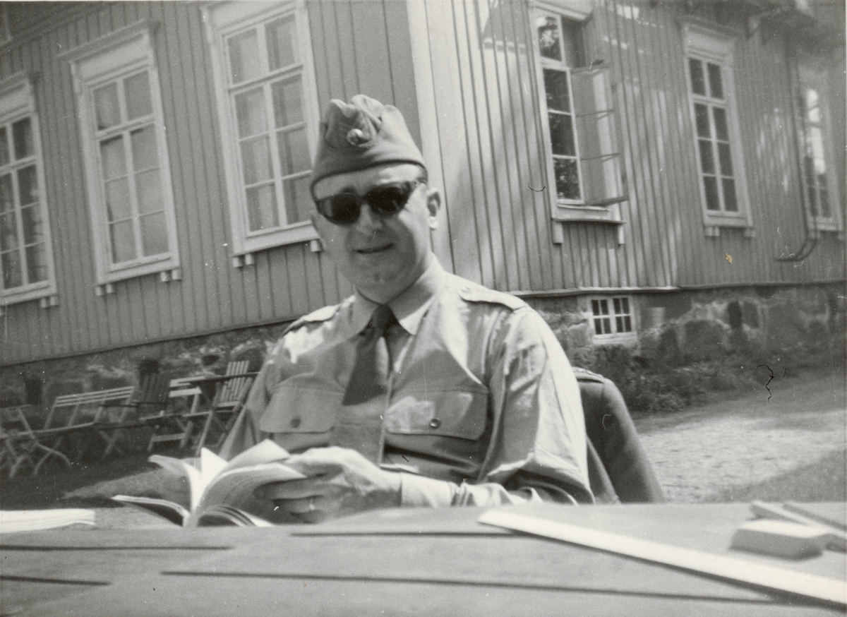 Text i fotoalbum: "Intfältövning juni 1955. Alm)".