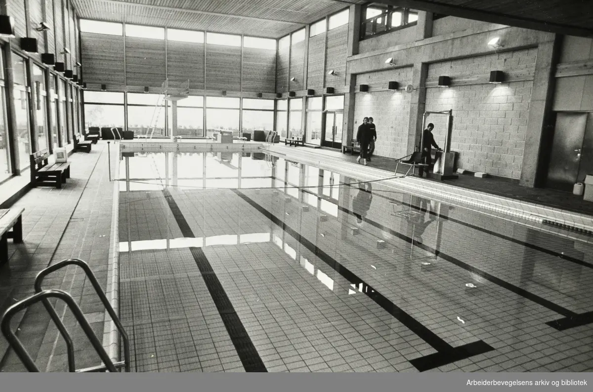 Romsås. Svømmebassenget på Romsås senter. November 1975