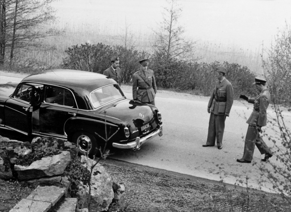 Nye Militärbefälhavaren anländer 1961

Generalmajor Åkerman, chef för IV. Milo i Stockholm anländer för att hälsa regementets befäl.

Bild 1. MB anländer på sjösidan av kanslihuset.
Milregnr: Mercedes-Benz 220 S 116636 

Bild 2 och 3. MB med adjutanter går upp mot kanslihuset.