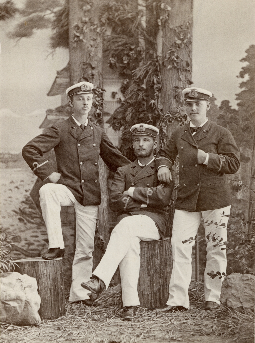 Från vänster till höger: Fredrik Mauritz Peyron, Henning von Krusenstierna, Arvid Lindman. Yokohama, september 1884.