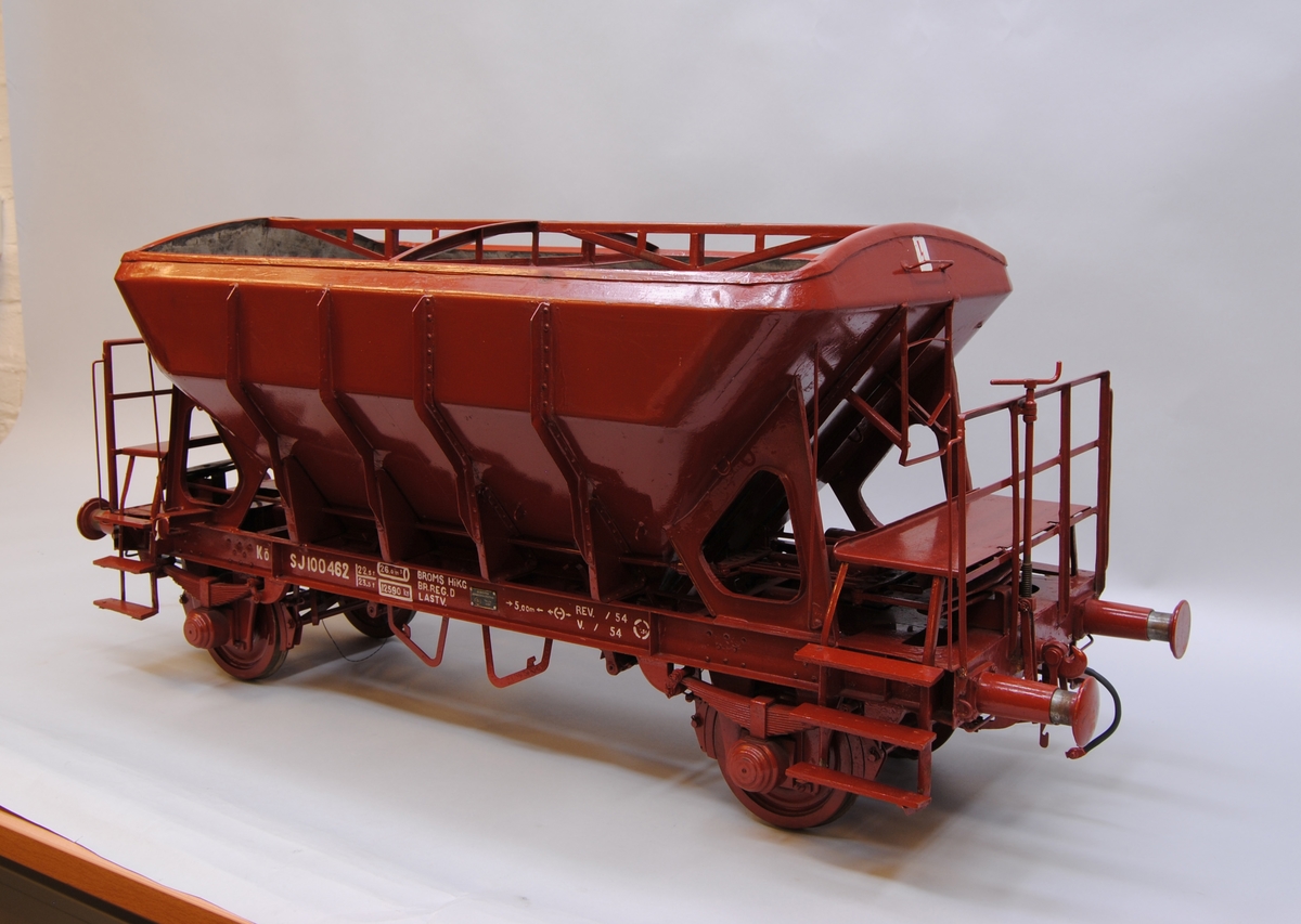 Modell av öppen godsvagn KÖ SJ 100462. Grusvagn eller spannmålsvagn. Skala 1:10. Röd utsida och vit målning.