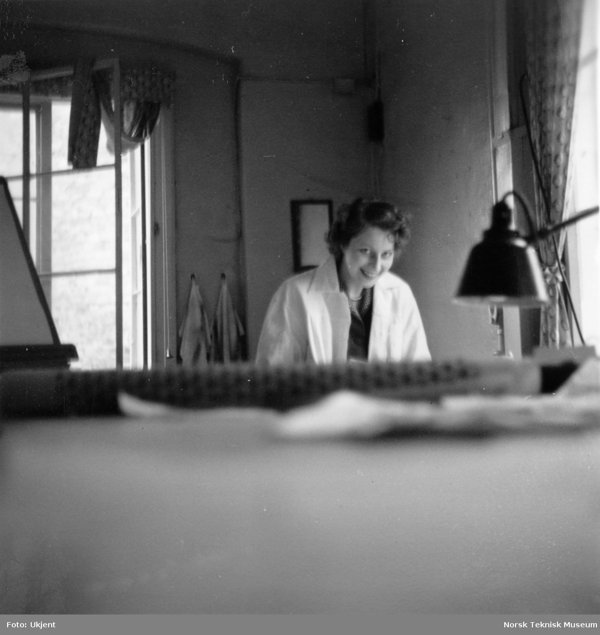 Designer Kari Sorteberg ved tegnebordet, Hjula Væveri, 1951