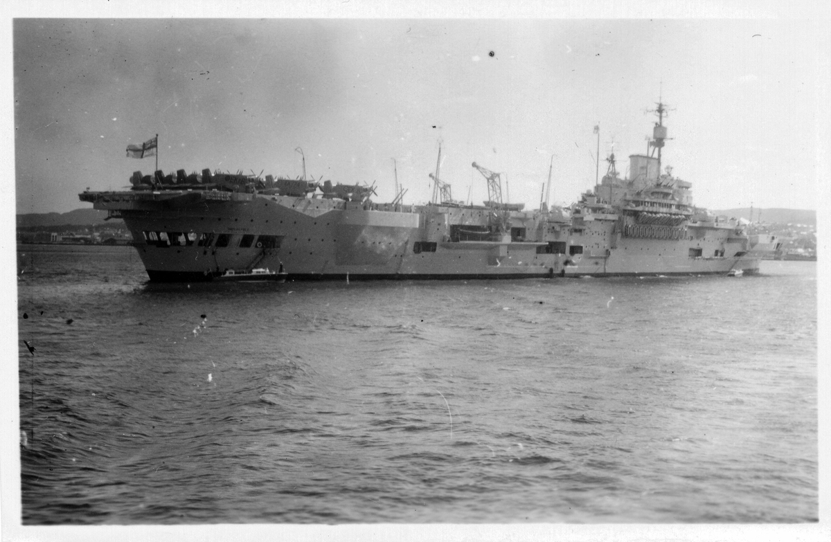 Det britiske hangarskipet HMS "Implacable" på havna i Bergen.