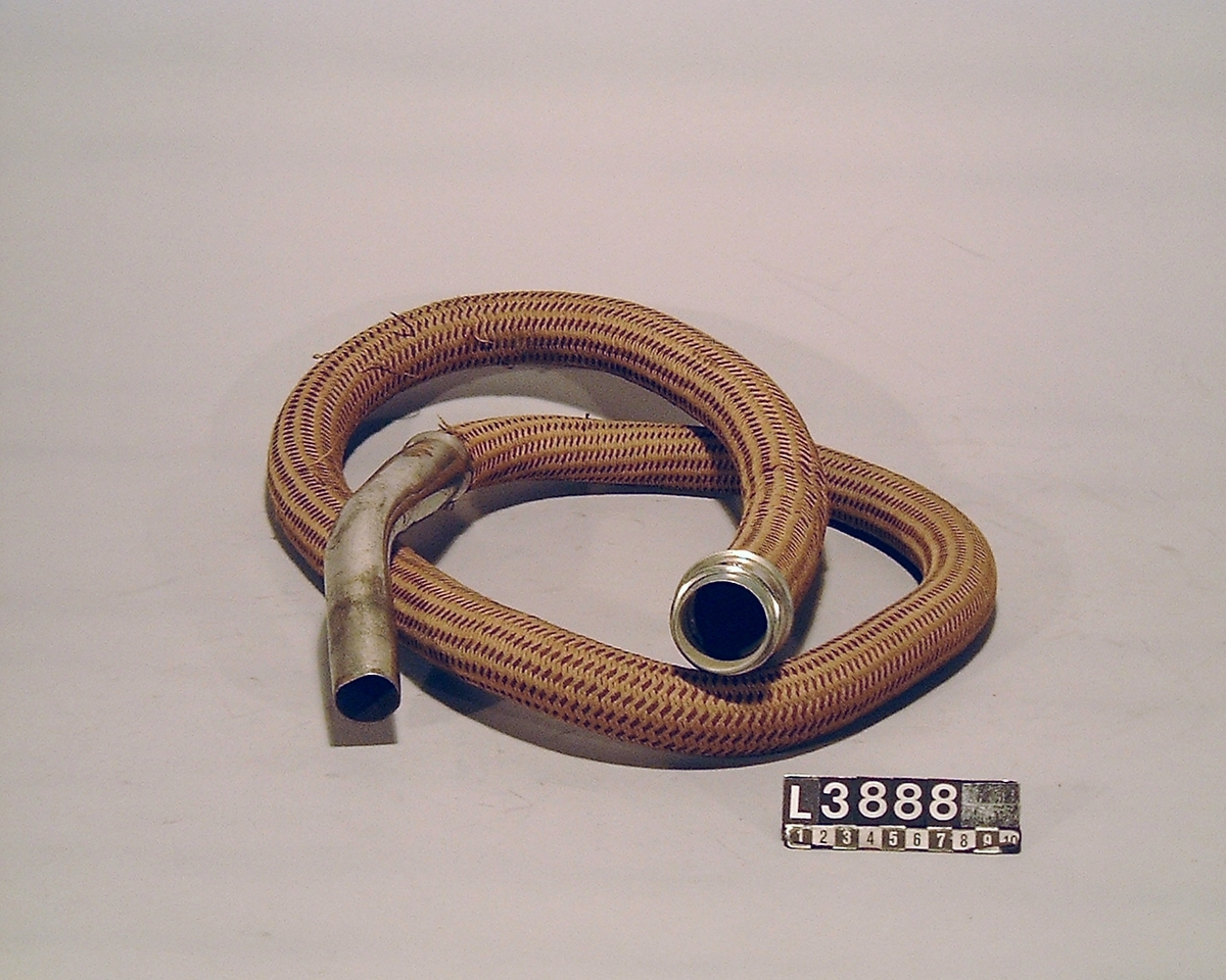 Slang till Electrolux dammsugare mod ZA 55, men kan även användas till mod ZA 30  och ZA 56. Slangen är omspunnen med olikfärgad brun tråd som då bildar ett mönster. Rörhandtaget och kopplingen till dammsugaren är i kromad metall.