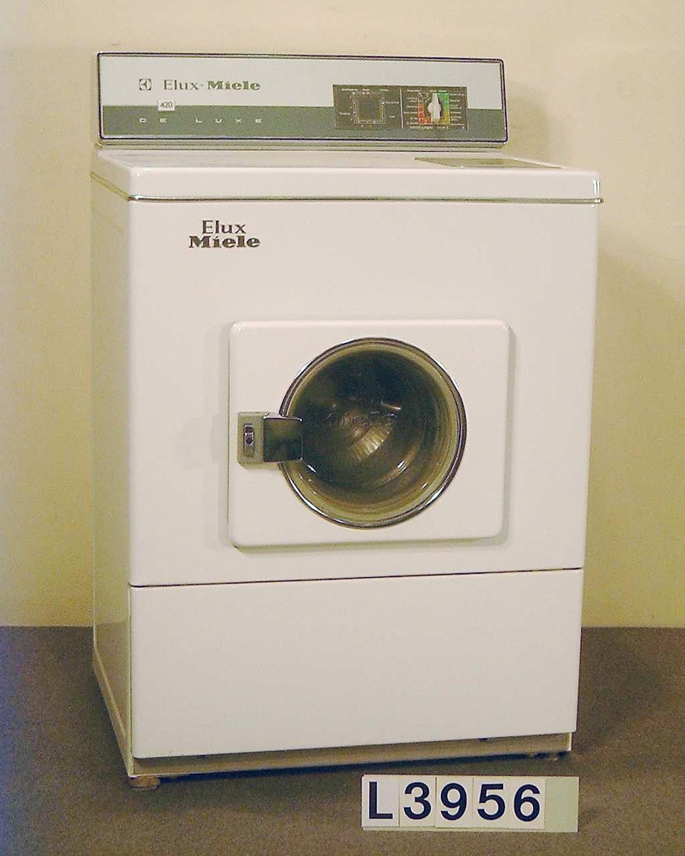 Frontmatad helautomatisk tvättmakin för fyra kg tvätt. Enknappsmanövrerad. Instrumentpanelen sitter ovanpå maskinen. Gummislangarna och gummifötterna är torra.