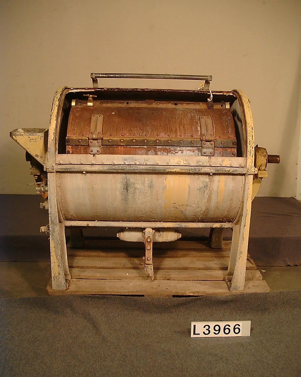 Trumtvättmaskin för fastighetstvättstuga. Innertrumman är av koppar och maskinen har en kapacitet på 18 kg. Toppmatad. Väl använd. Remmar och drivutrustning ligger i en separat orange trälåda som även den är märkt med nr. 466.