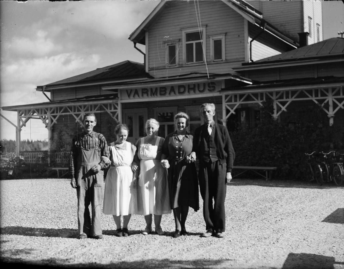 baderskor-och-vaktm-stare-vid-sthammars-badanstalt-uppland