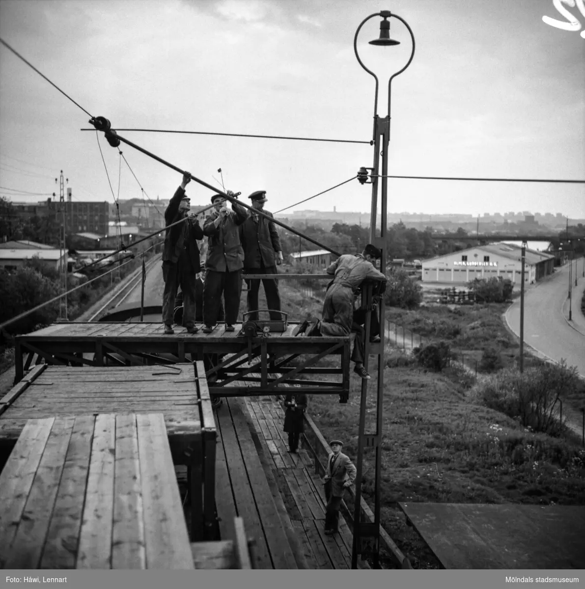 Transport av pappersbruket Papyrus PM2 yankeecylinder. Cylindern fraktas på järnvägen mot Mölndal, 2/6 1956.