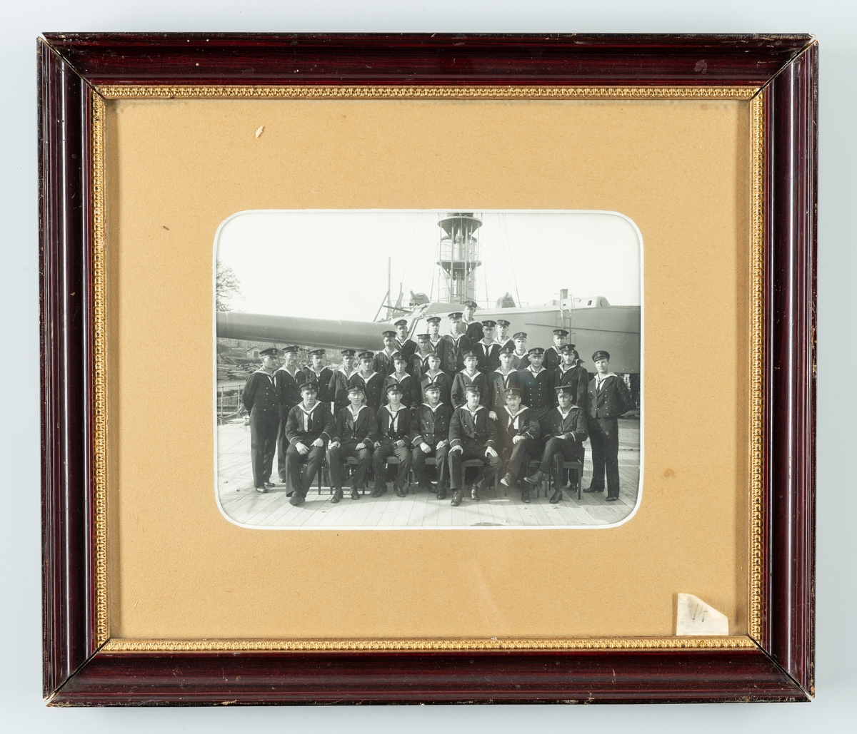 Denna gruppfoto visar underofficerare ombord på ett pansarskepp omkring 1920.