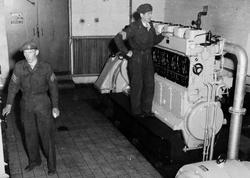 Kystartillerister i maskinrommet på en av Adolfkanonene.