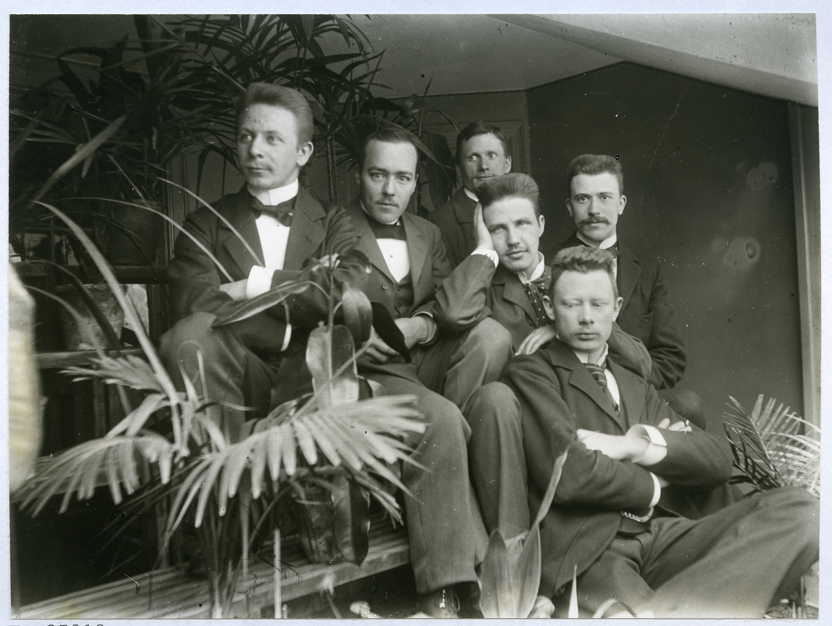 Stockholm. 
Sex sittande män. 1901.