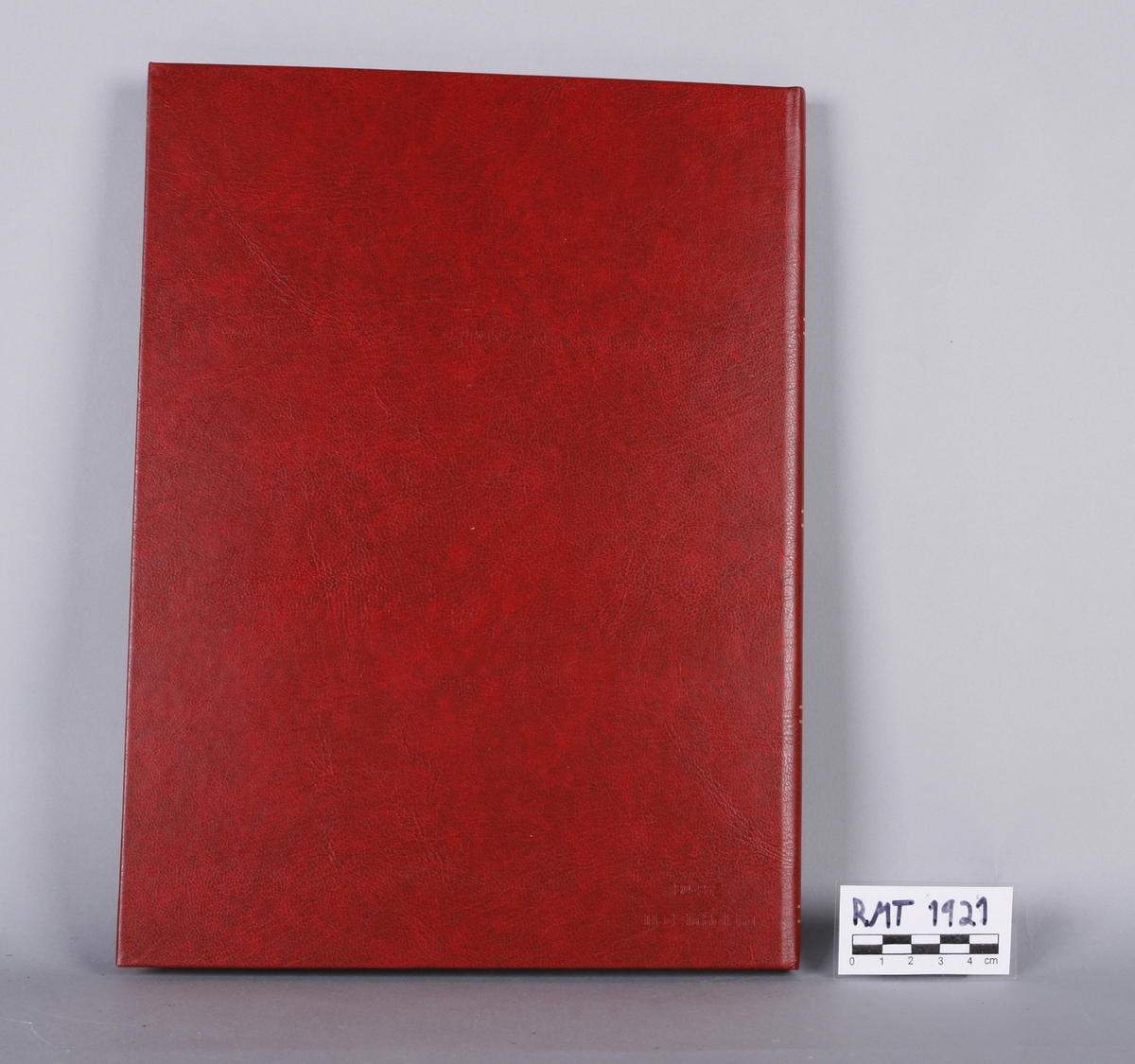Rød album med lommer for frimerker. Innholder frimerker med musikkmotiver, førstedagsbrev mm.