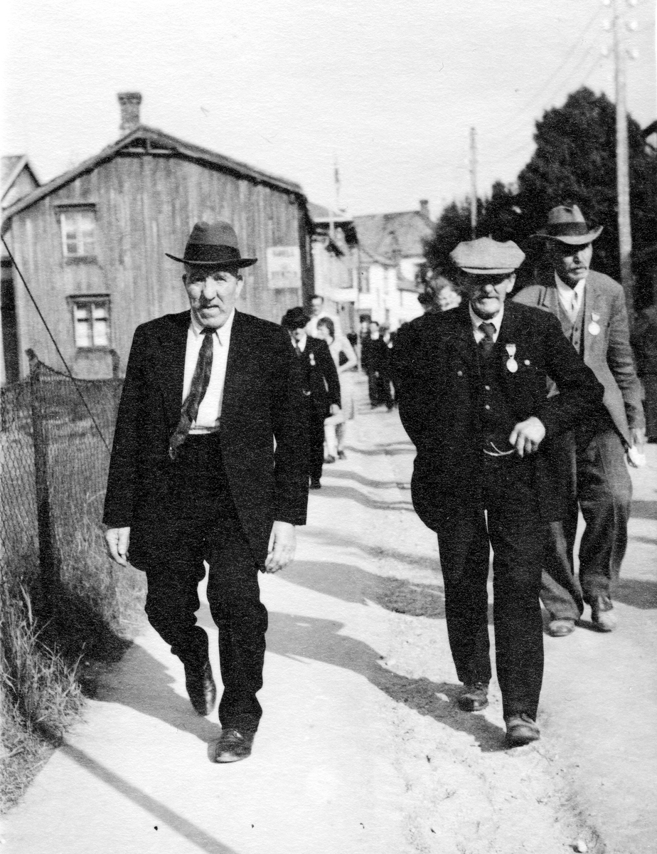 Verksarbeidere fotografert i forbindelse med 300-årsjubileet for Røros Kobberverk i 1946