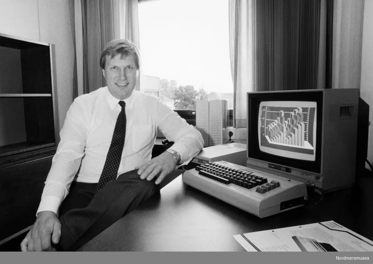Arild Aspås fra Kristiansund var 1984 administrerende direktør i firmaet Commodore Computers. I et intervju med Tidens Krav i september dette året fortalte han at selskapet hadde opplevd en omsetningsøkning på hele 343 prosent. Resultatet for 1983 var på 15 millioner kroner, men den i 1984 hadde økt til 66,5 millioner. Selskapet var en markedsleder på hjemmedata, og Aspås forventet økningen bare ville fortsette. For det kommende året hadde de budsjettert med 100 millioner i omsetning. --

Han het Arild Aspås.
(info: Anita Lier.)  Data, PC, 

Bildet er fra avisa Tidens Krav sitt arkiv i tidsrommet 1970-1994. Nå i Nordmøre museums fotosamling.