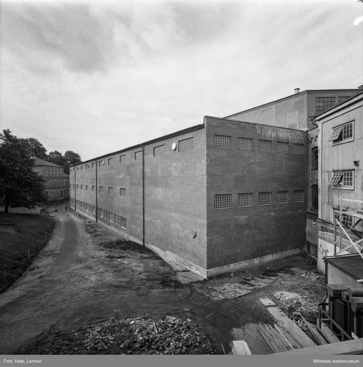 Byggnad nr 20 på pappersbruket Papyrus i Mölndal, 12/9 1963. Exteriör.