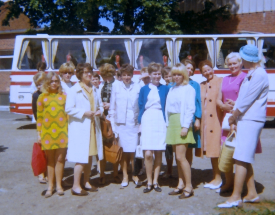 Kassans fotoalbum, sid 23

Personalresa till Rejmyre glasbruk våren 1969.

Bild 1. Utanför bussen vid glasbruket. I gul klänning Christina Eriksson, bredvid May Rundin. I rosa blus ser vi Britta Grönqvist.