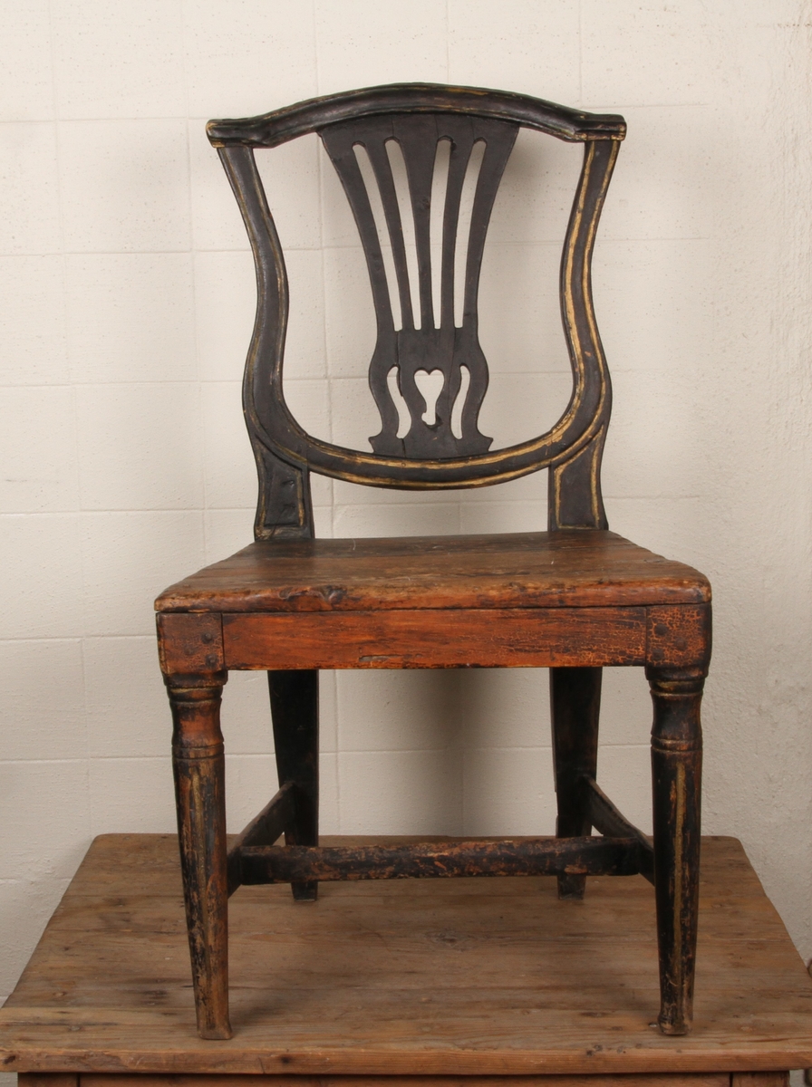 Stolen er sortmalt med forgylte utskjæringer, dreide forbein med rifler, lyreformet rygg med gjennombrudt midtstykke
Type fra 1780 her kalt Baldisholstol