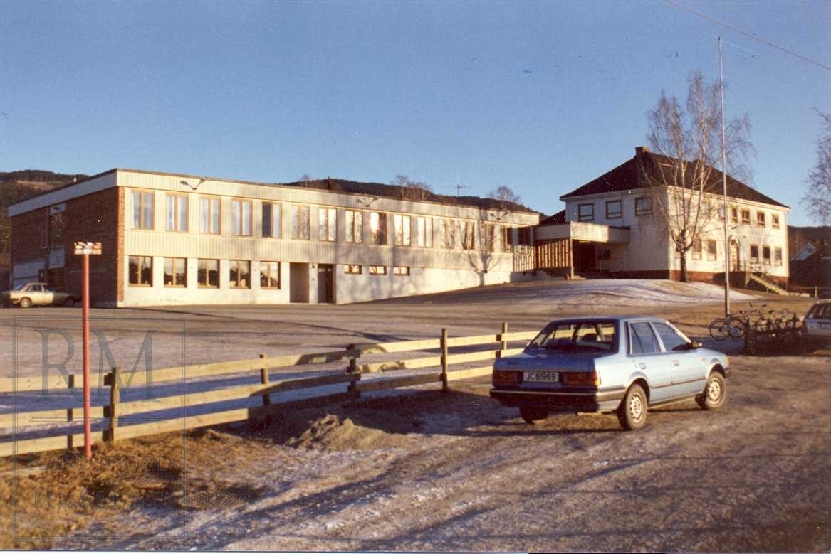 Skoler i Gran, skolebygninger og interiør fra klasserom.