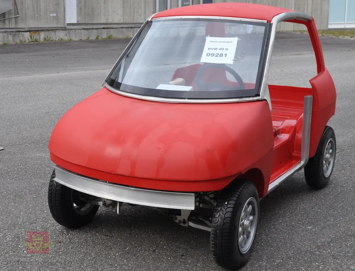 Rød prototype av Pivco PIV 1. Bilen hadde to seter. Rød ut- og innvendig, og aluminiumsfelger. Bilen mangler interiør og drivsystem.