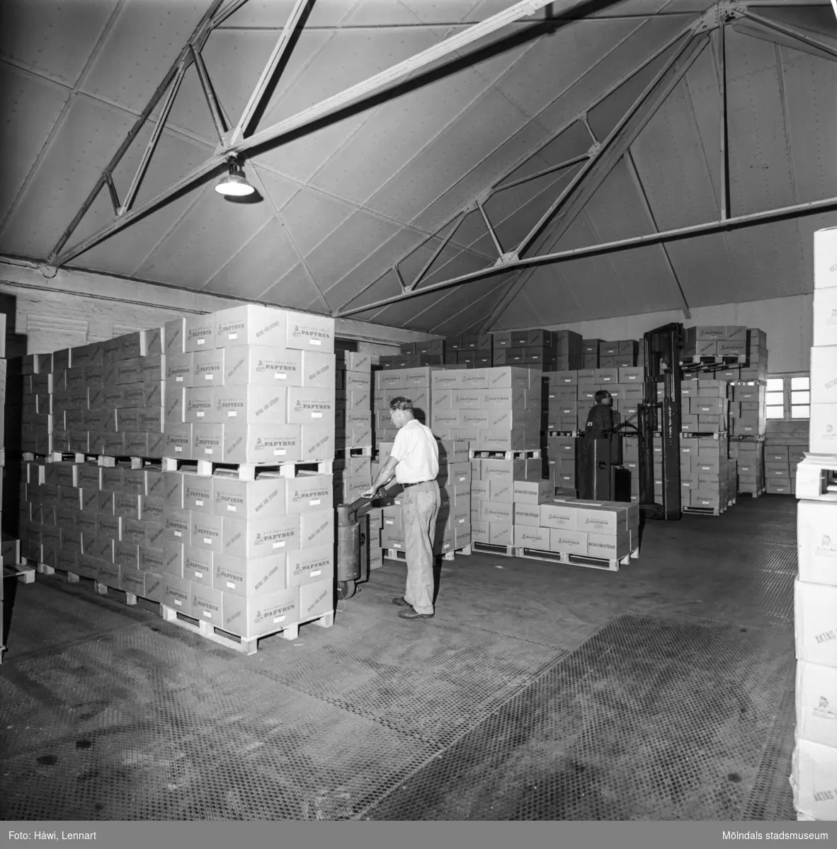 Män i arbete i lagerbyggnad nr 102 på pappersbruket Papyrus i Mölndal, 5/9 1968.