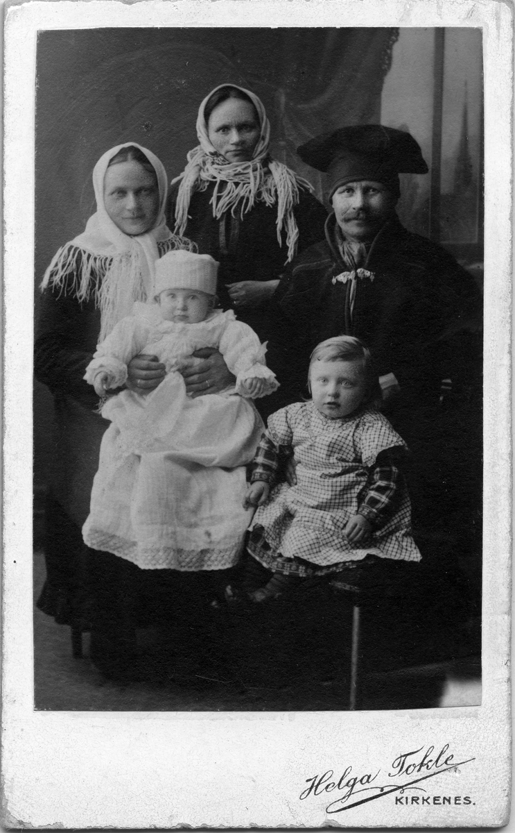 Sjøsamen Klemet Balk med hans kone Inga (f. Kolpus) og deres barn rundt år 1900. Anledningen er barnedåp til deres sønn Klemet (f. 1915). Bak står Ingas søster Marie (g. Oinas) og nede til høyre er parets datter Else (f. 1914)
