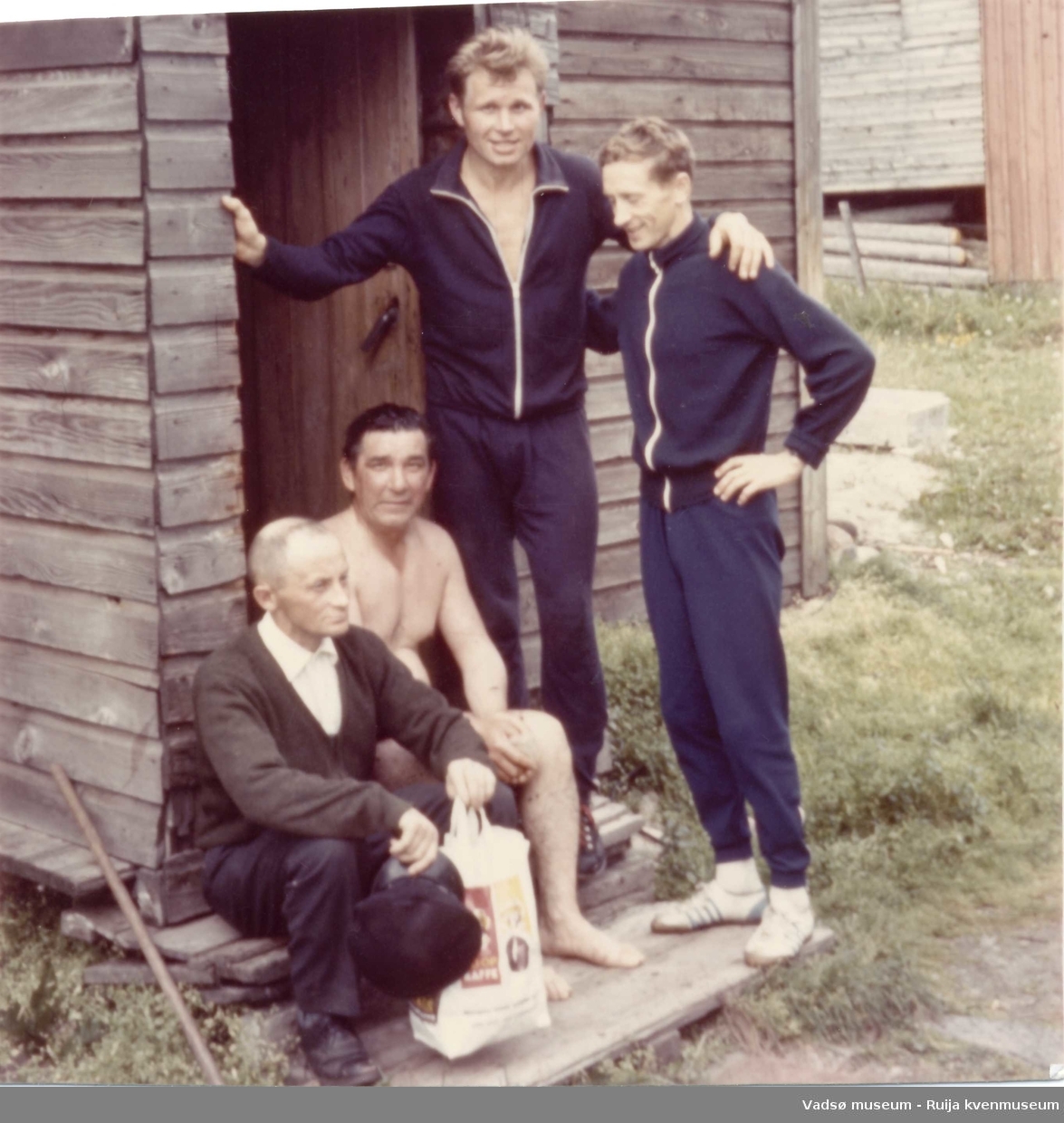 Utenfor Ratikainenbadet i Oscarsgt. i Vadsø ca 1955. Sittende til venstre Erik Stina, Arne Marki og bak Arild Dolonen og Ragnvald Dahl. 