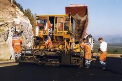 Siste asfaltering på utbedret veg  i Saltdal 2002