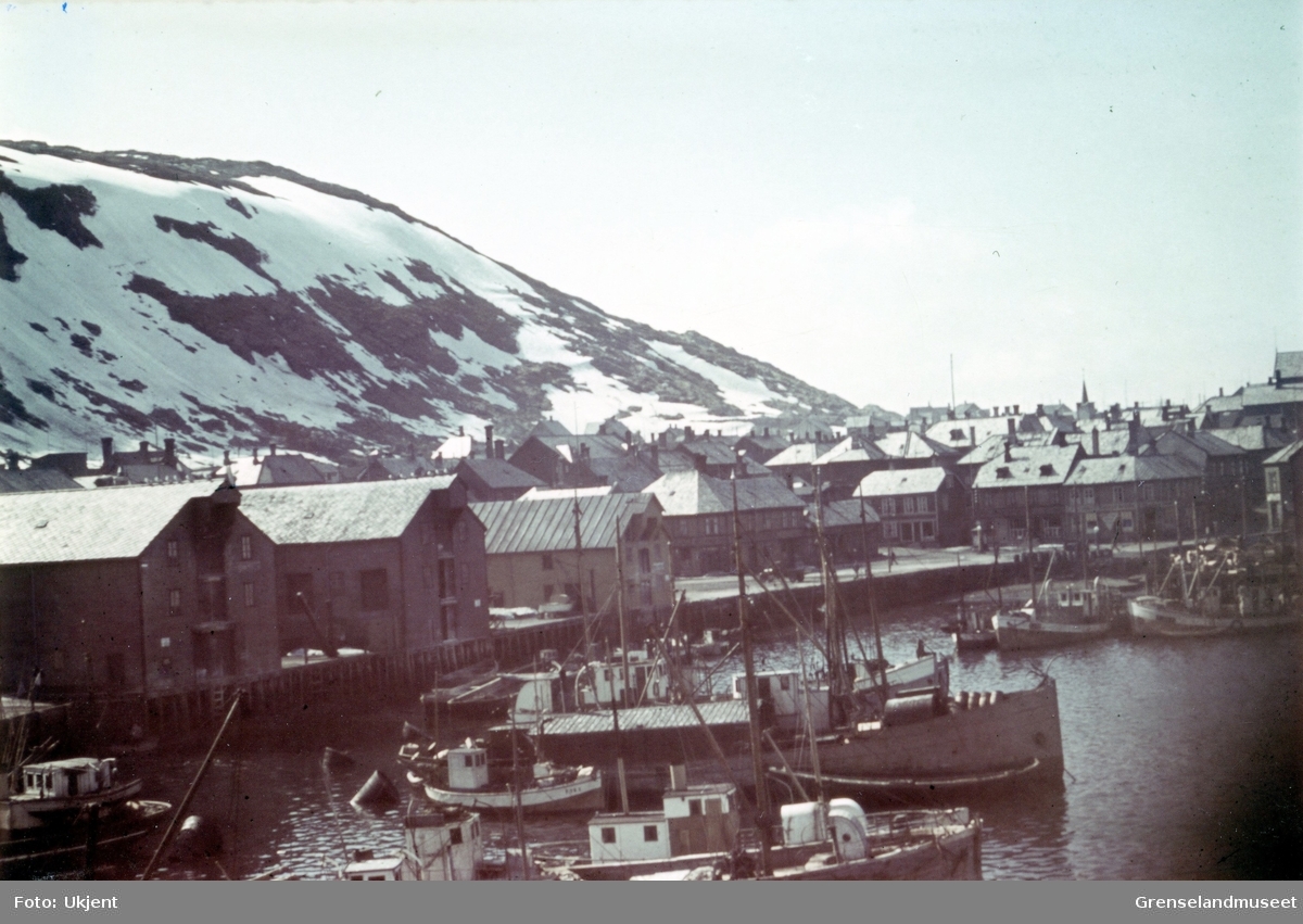 Havna i Hammerfest, med kaianlegg, bebyggelse og fiskebåter. 