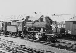 Damplokomotiv type 24b nr. 195 med persontog på Dokka stasjo