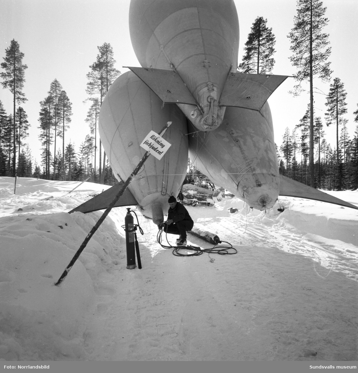 Kottplockning med luftballong. Fotograferat för Mo&Domsjö.