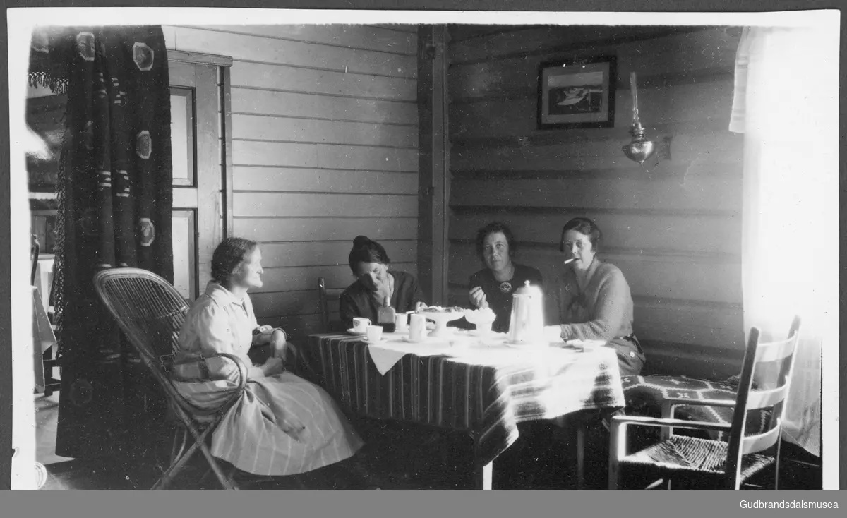 På Gjendesheim, sommaren 1922. Ragnhild Repp, Sophie Gude Furu, Synøve Sandbu og Sigrid (Enersen) Wolrath