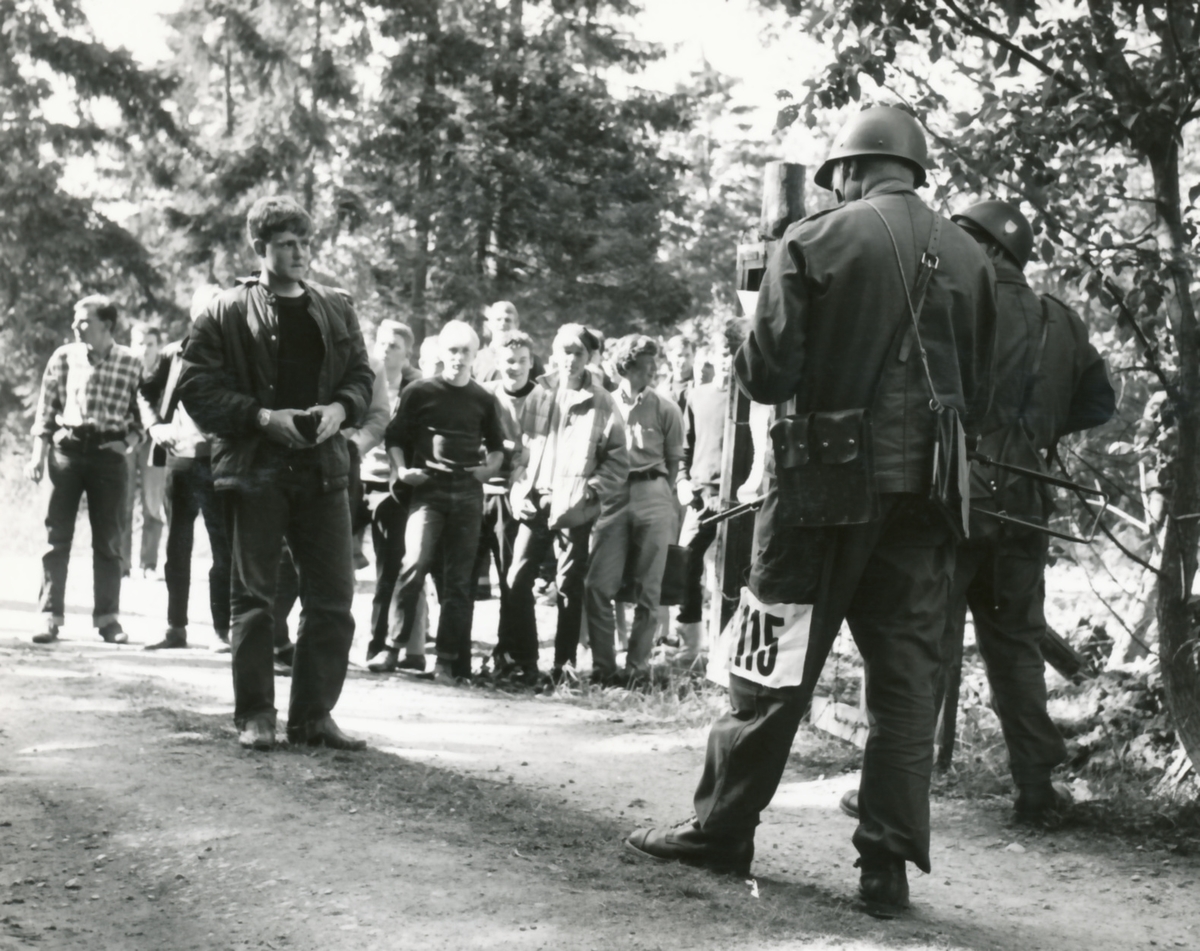 Rikshemvärnstävlingen 1967, sid 21

Vakttjänst vid Norra förråden.
Civilklädda vpl från P 10 tjänstgör som "misstänkta personer".

Bild 1. Lag 115, CVA Arboga

Bild 2. Lag 120, KAF Visby.