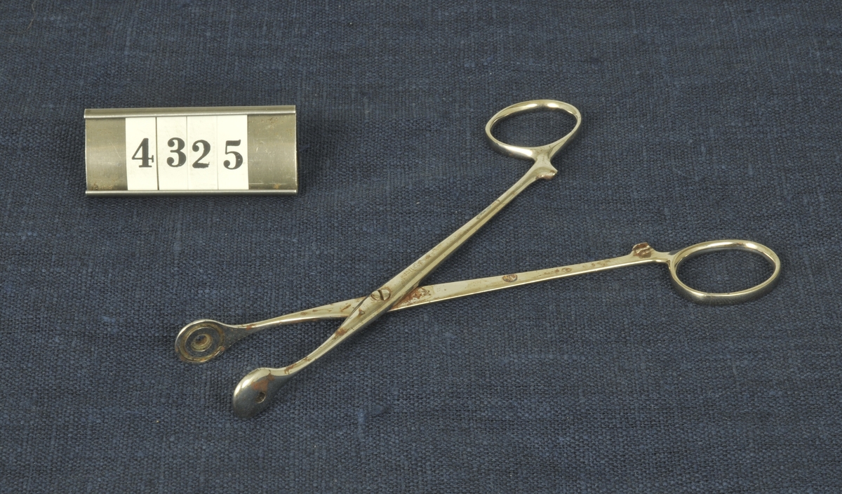 Kirurgiskt instrument, peang, från 1900-talets första del. Har använts vid militära sjukhus.