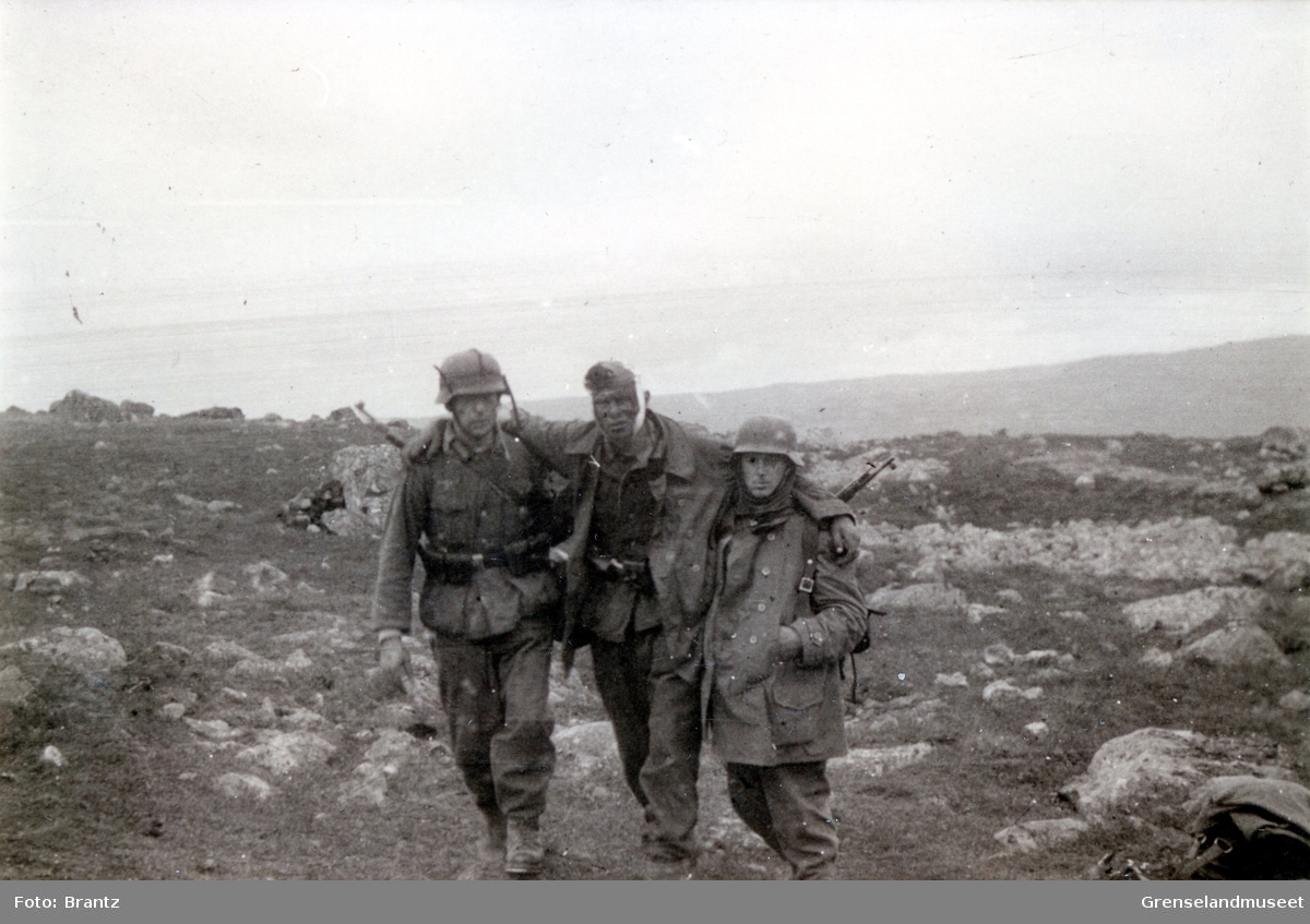 Litzafronten juli 1941 - oktober 1944. En skadet soldat støttes av to andre soldater. 