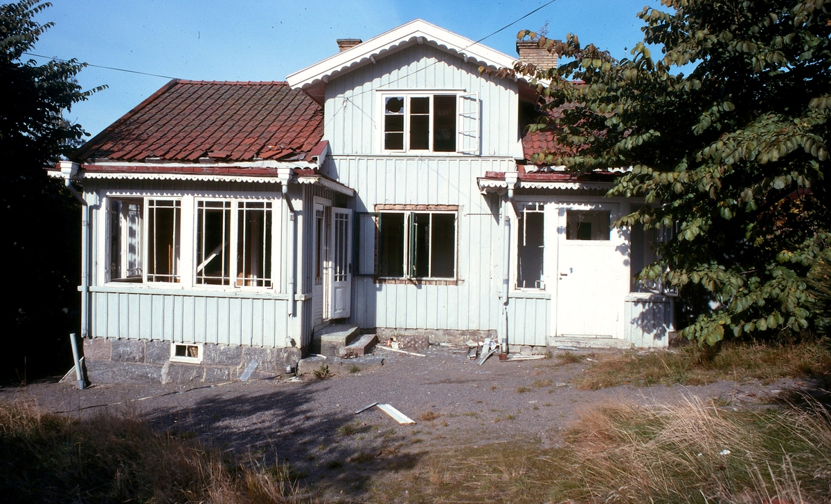 Bostadshus som har tillhört familjen Werlin utefter Streteredsvägen vid Risås backe (fastighet Backen) cirka 1980. Boningshuset som var byggt under 1950-talet var en sommarbostad. Här fotat vid rivningen. Relaterat motiv: A1711.