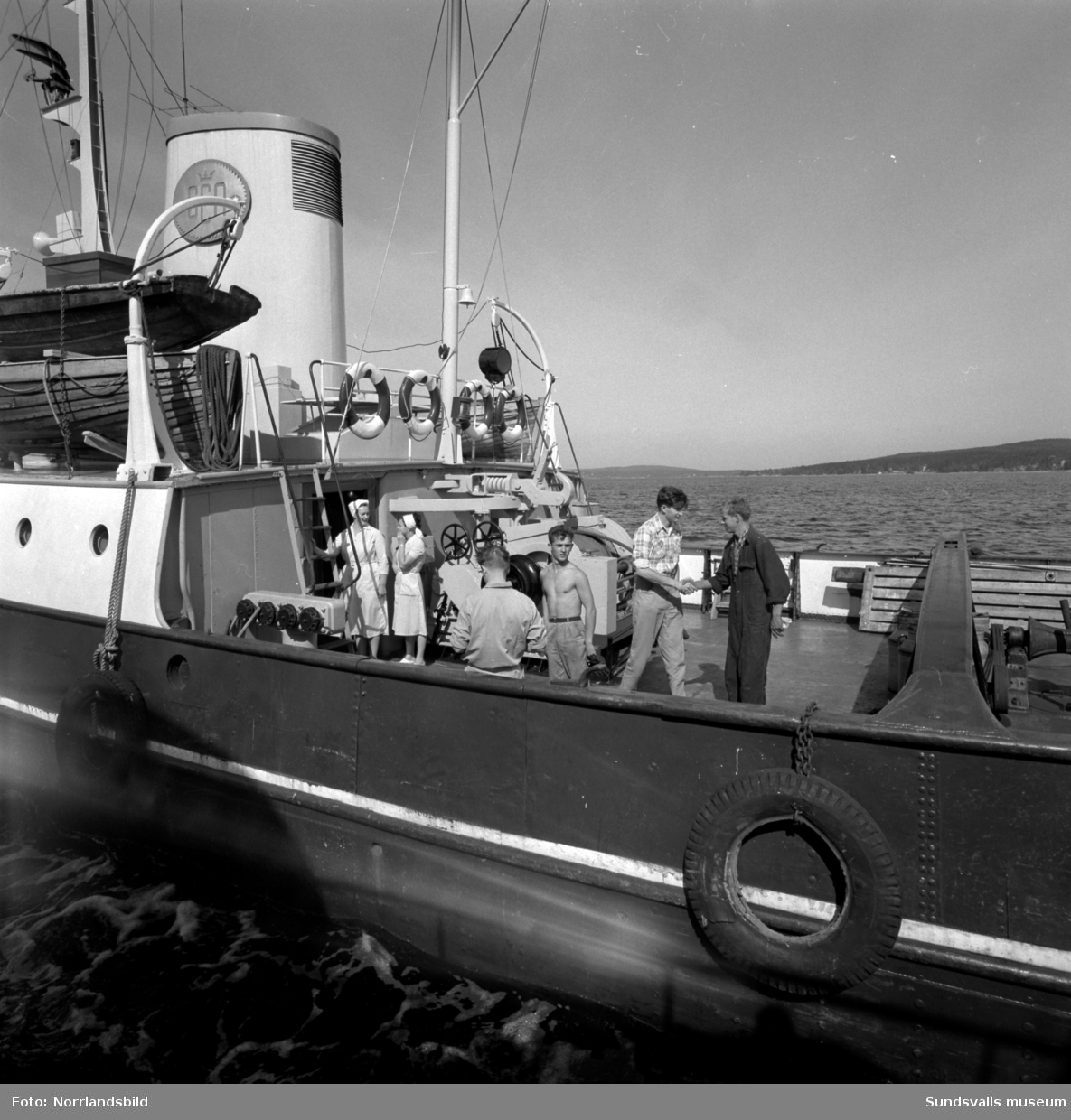 Reportagebilder från hamnen med bland annat SCA:s bogserbåt Axel Enström.