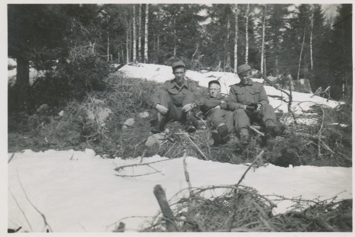 Tre norske soldater i Sverige under 2. verdenskrig: Gunnar Pedersen (Narvik), Sandrup Olsen (Tysfjord) og Eilert Pedersen (Forra, Evenes). Rekkefølgen er uklar.
