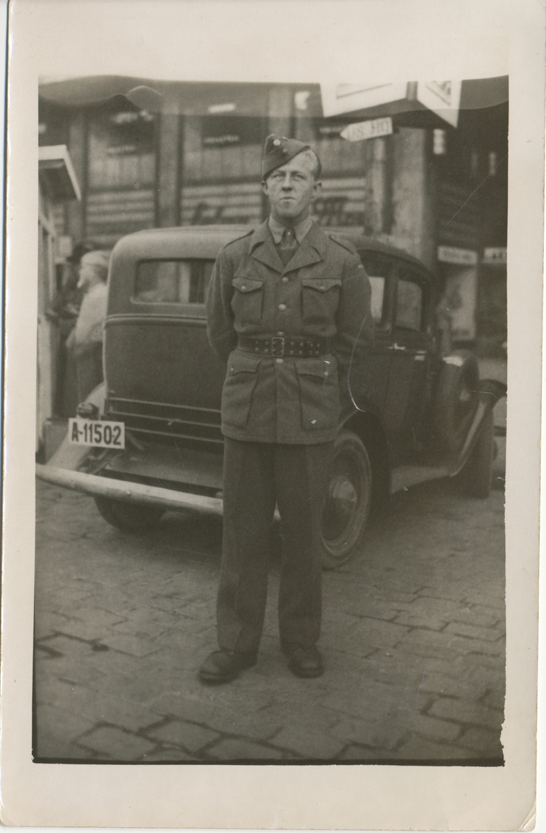 Fra Youngstorget i Oslo i juni 1945. Bak på bildet står det: "Feltbataljon IV Støttekompaniet. (Kapt. L. Sagberg). 1ste Mitr.tropp Løytnant Ivar Lehn."