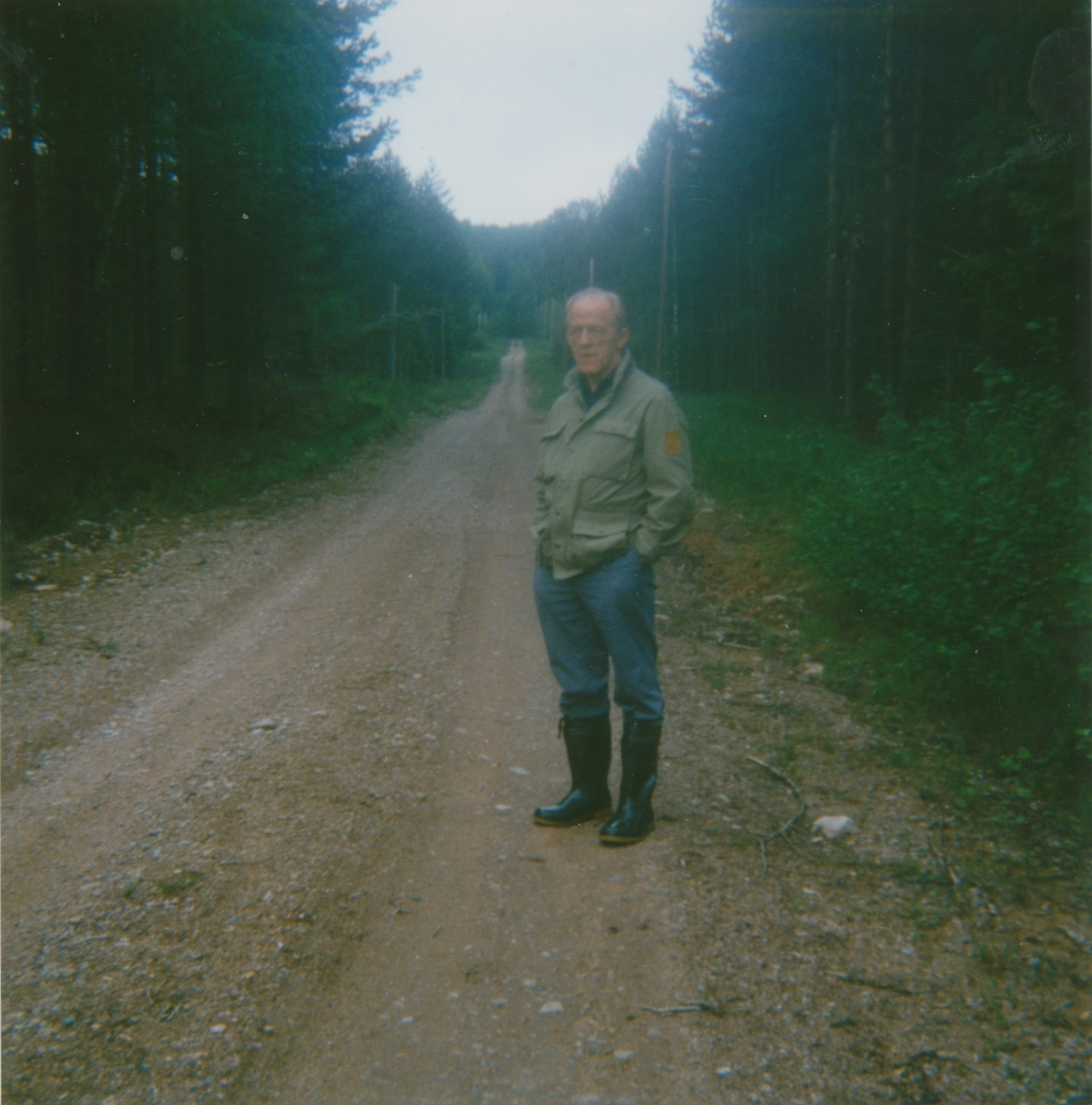 Eilert Pedersen på tur Älgberget i Dalarna (Sverge) i 1991, 56 år etter at han var der sist. Granskogen har tatt over der brakkene stod.