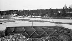 Tømmerkistekar på nordenden av Tjuvholmen i Skjefstadfossen 