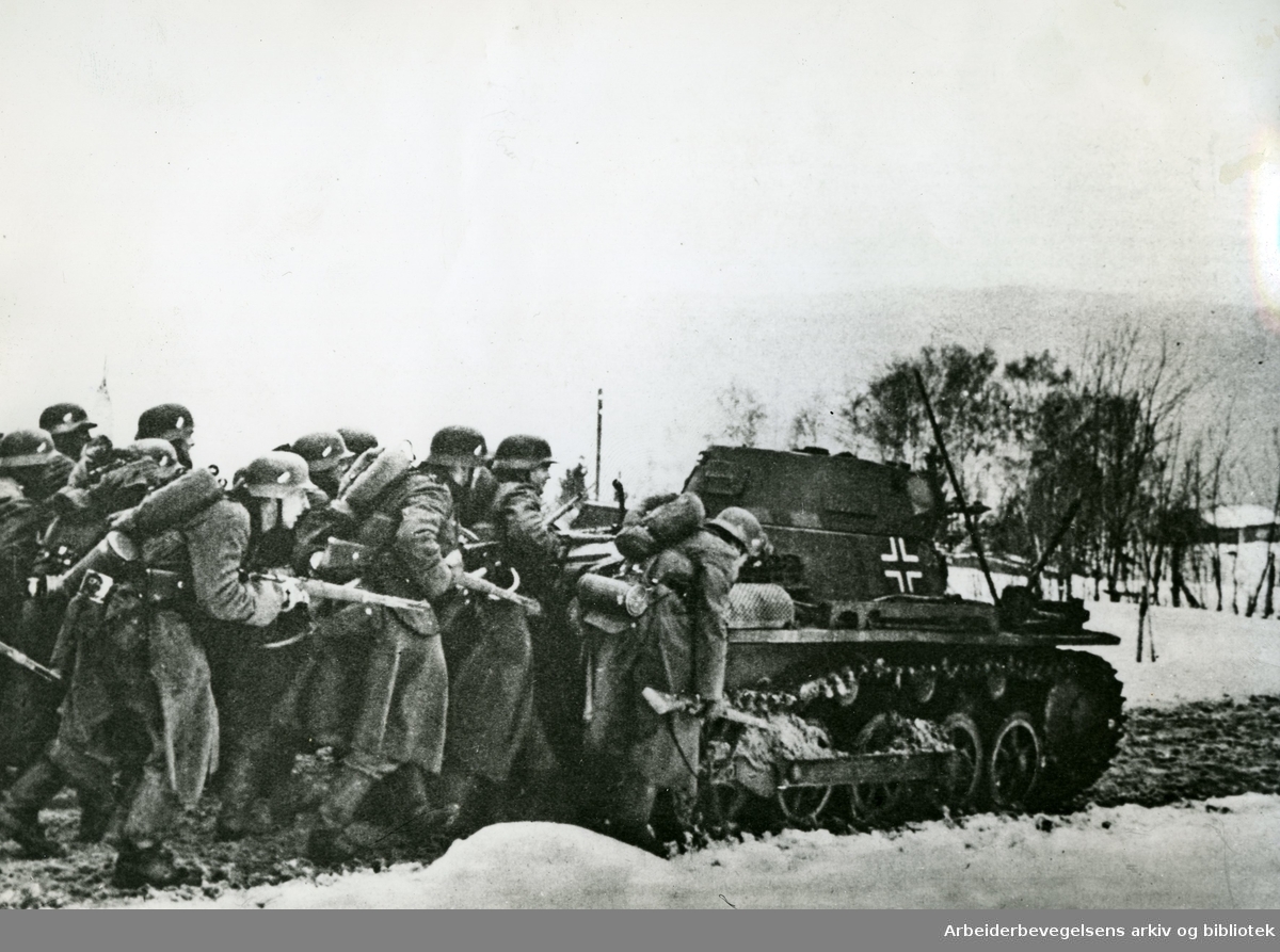 April-dagene 1940. Tyske soldater rykker frem. Pansret kjøretøy. Tank. Stridsvogn. Ukjent sted i Norge.
