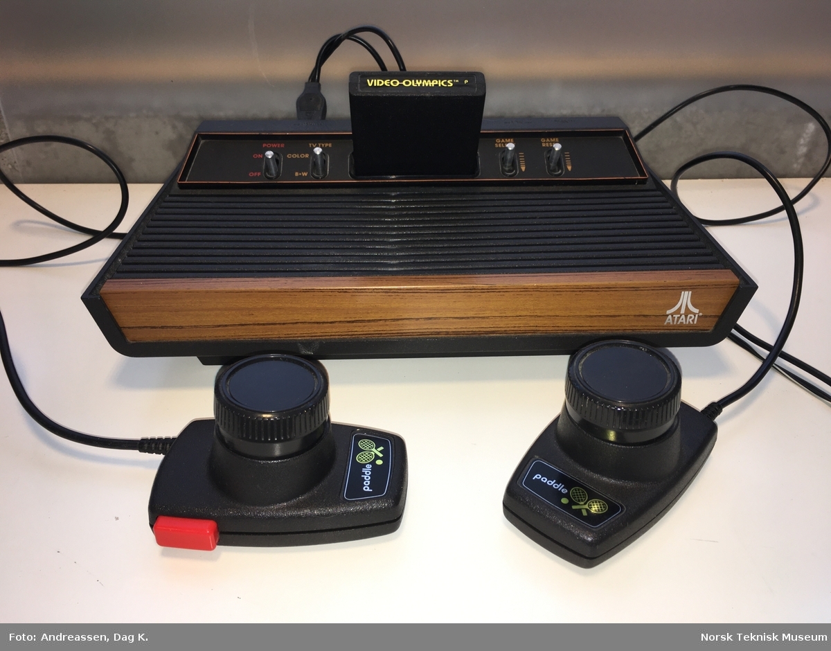 Atari spillkonsoll med spill kassett/program: Video Olympics
Dette er den tredje versjonen av Atari 2600 fra 1980.