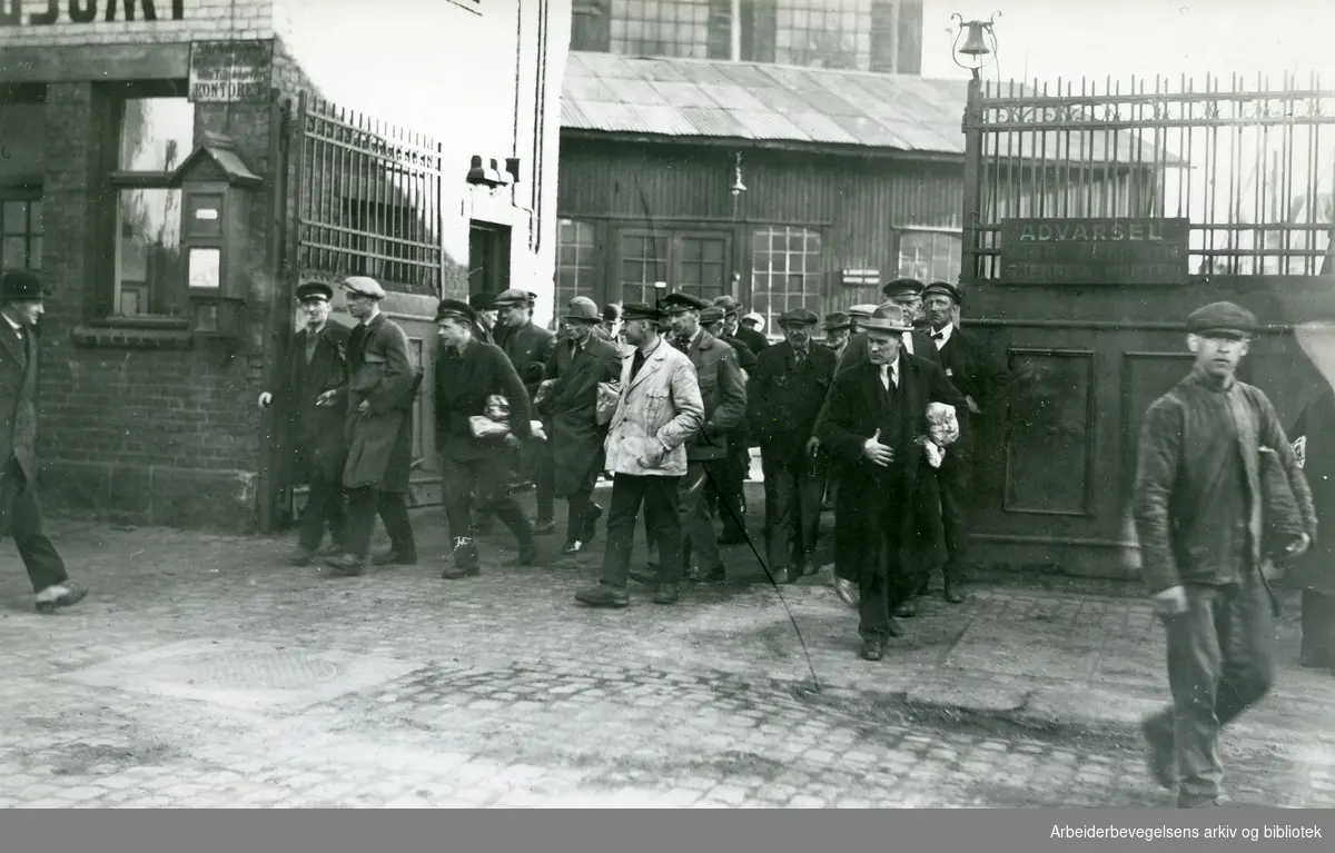 Fra Aker mek. Verksted - Nyland Vest 1931. Arbeidere på vei ut porten.